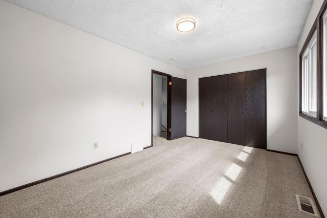 6770 Woodhill Trail, Eden Prairie, MN 55346