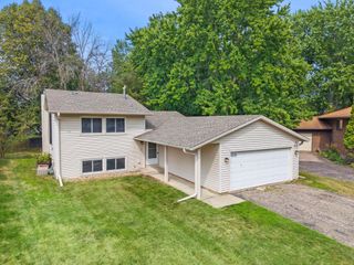 6770 Woodhill Trail, Eden Prairie, MN 55346