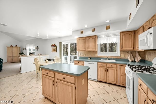 35 Cherbourg Dr, West Milford Twp., NJ 07480