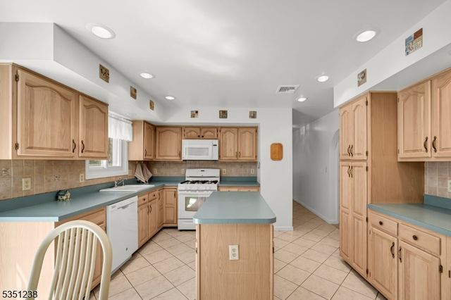 35 Cherbourg Dr, West Milford Twp., NJ 07480