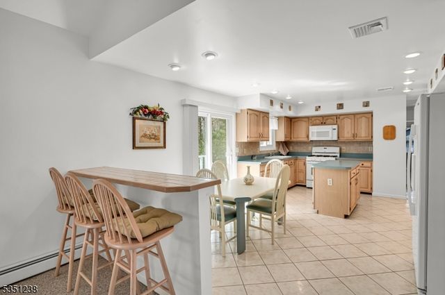 35 Cherbourg Dr, West Milford Twp., NJ 07480