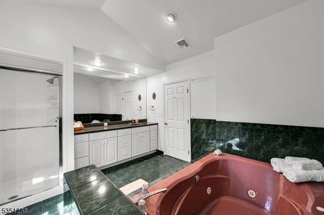 35 Cherbourg Dr, West Milford Twp., NJ 07480