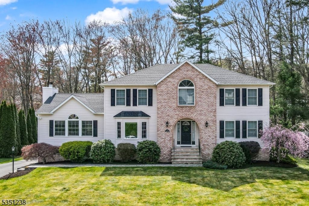 35 Cherbourg Dr, West Milford Twp., NJ 07480