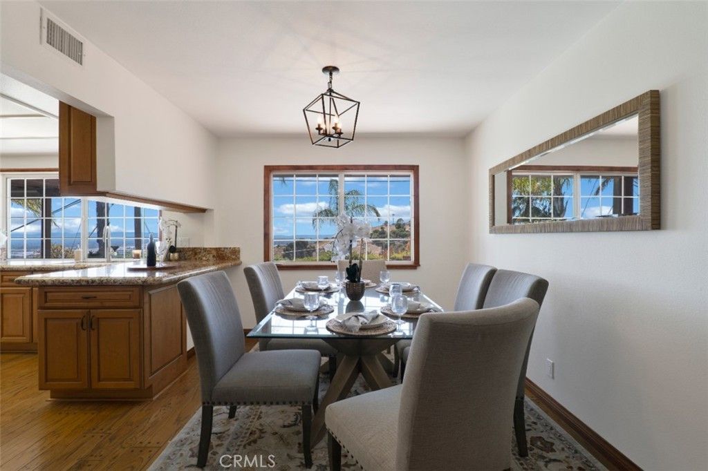 Image 9 of property listing at 3003 Mesa Verde Drive, Burbank, CA 91504