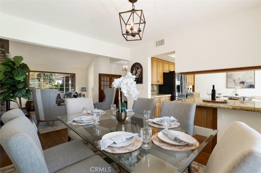 Image 10 of property listing at 3003 Mesa Verde Drive, Burbank, CA 91504