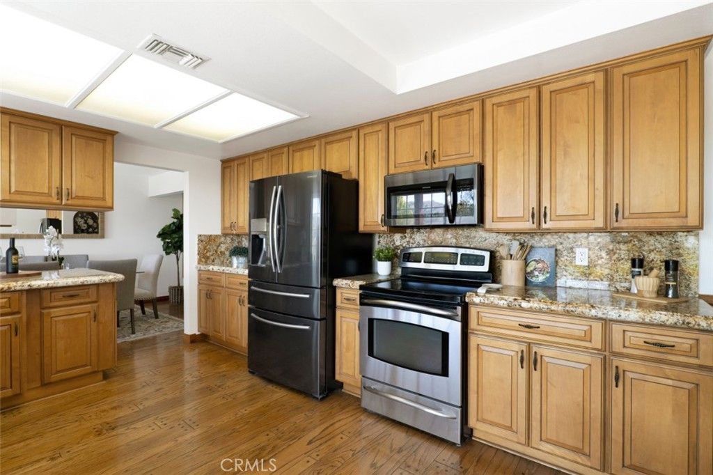 Image 12 of property listing at 3003 Mesa Verde Drive, Burbank, CA 91504