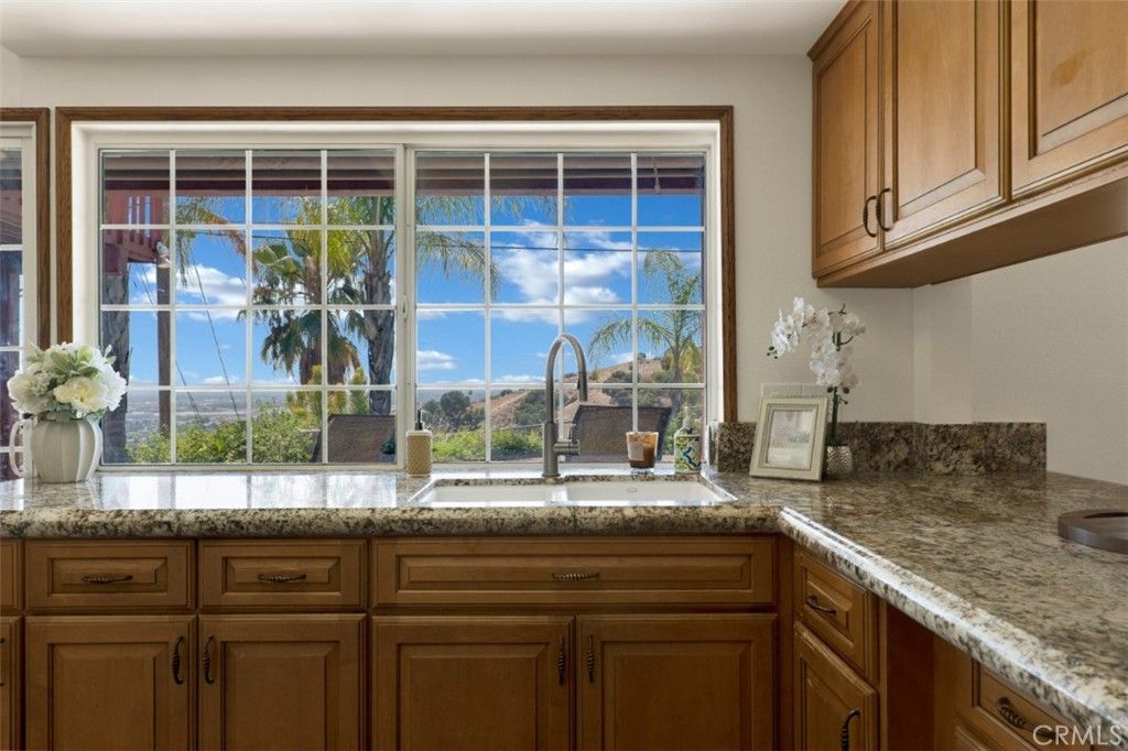 Image 13 of property listing at 3003 Mesa Verde Drive, Burbank, CA 91504