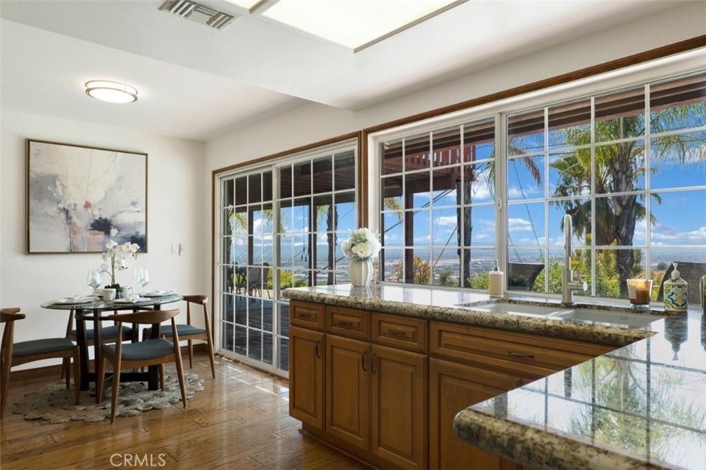 Image 14 of property listing at 3003 Mesa Verde Drive, Burbank, CA 91504