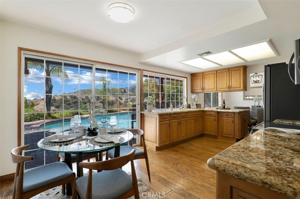 Image 15 of property listing at 3003 Mesa Verde Drive, Burbank, CA 91504