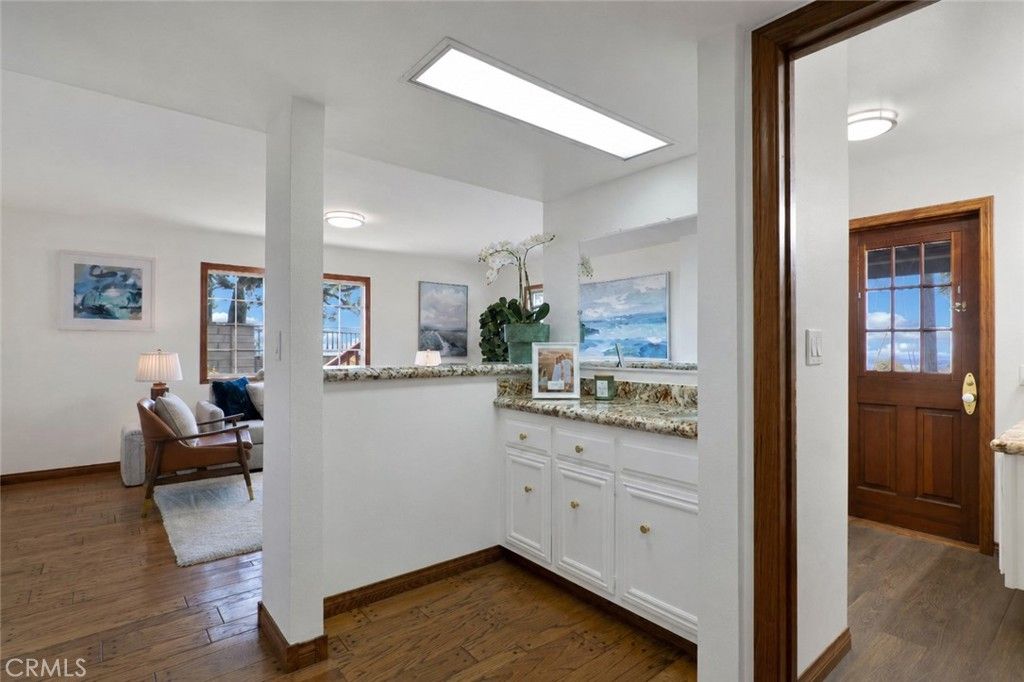 Image 16 of property listing at 3003 Mesa Verde Drive, Burbank, CA 91504