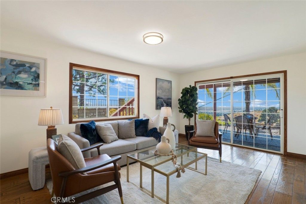 Image 17 of property listing at 3003 Mesa Verde Drive, Burbank, CA 91504