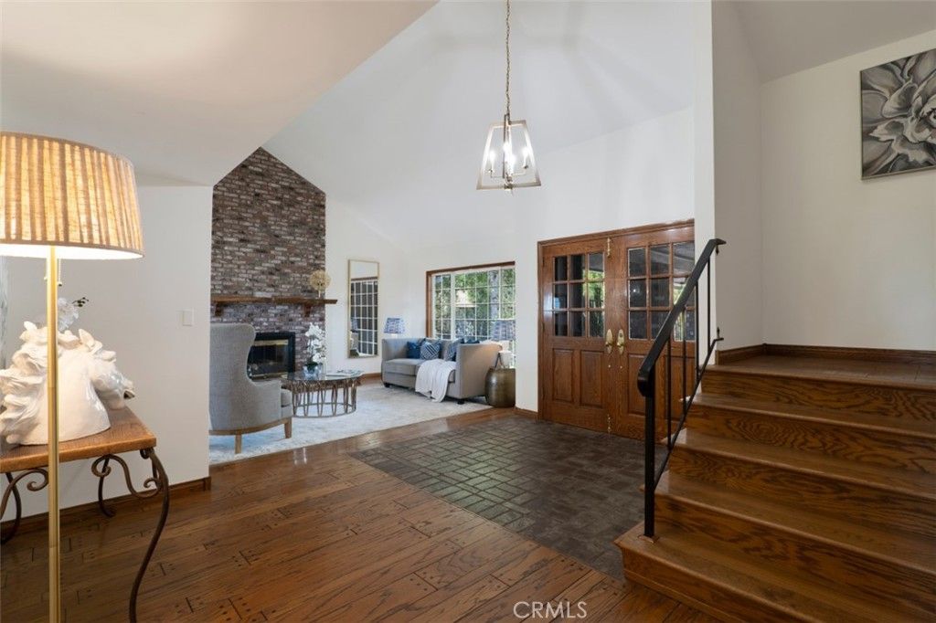 Image 23 of property listing at 3003 Mesa Verde Drive, Burbank, CA 91504