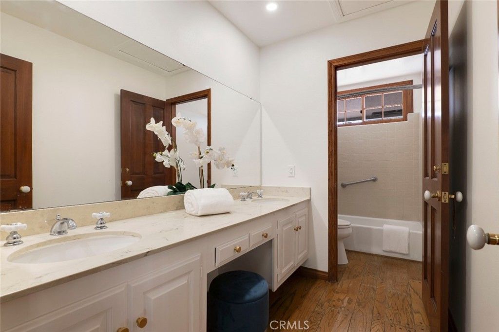 Image 28 of property listing at 3003 Mesa Verde Drive, Burbank, CA 91504