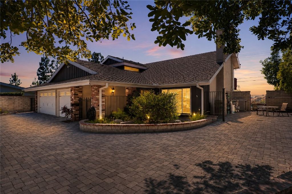 Image 2 of property listing at 3003 Mesa Verde Drive, Burbank, CA 91504