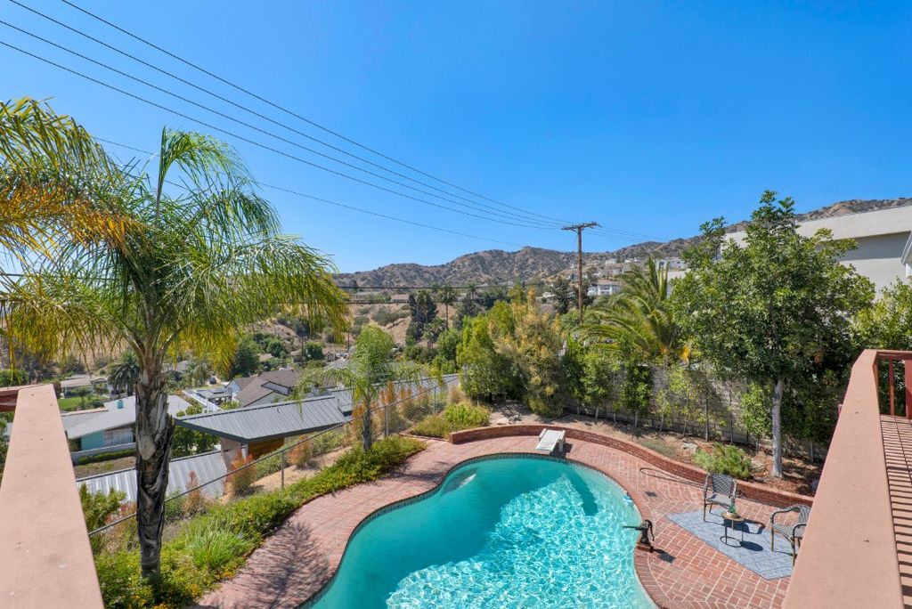 Image 38 of property listing at 3003 Mesa Verde Drive, Burbank, CA 91504