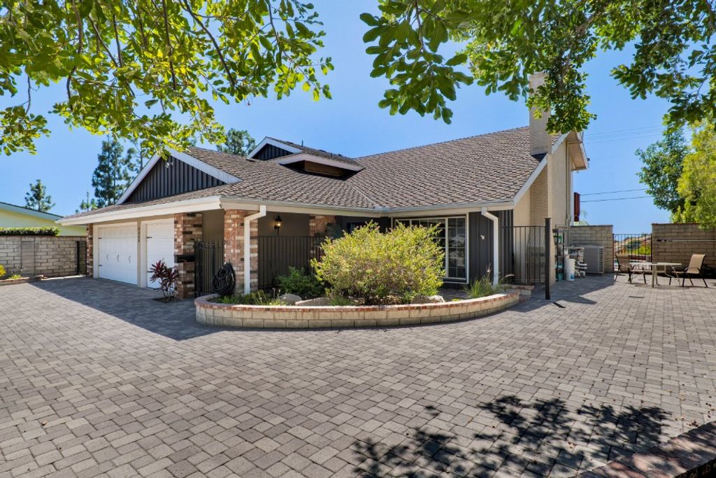 Image 3 of property listing at 3003 Mesa Verde Drive, Burbank, CA 91504