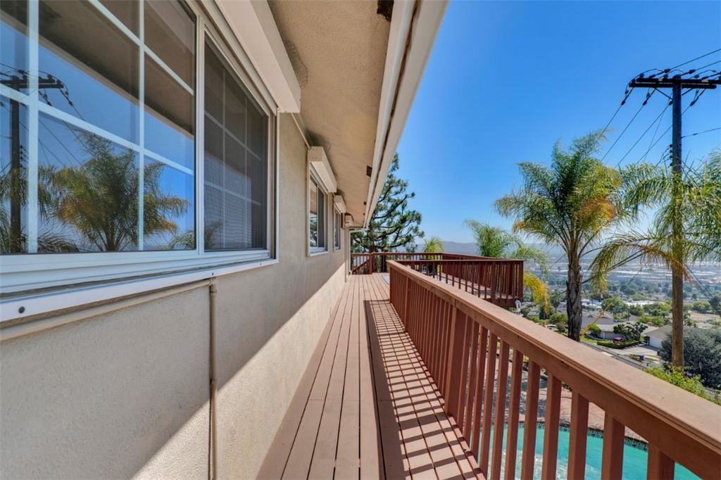 Image 40 of property listing at 3003 Mesa Verde Drive, Burbank, CA 91504