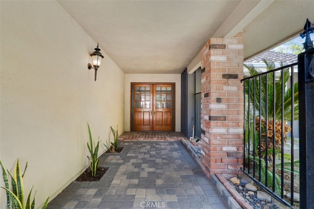 Image 4 of property listing at 3003 Mesa Verde Drive, Burbank, CA 91504