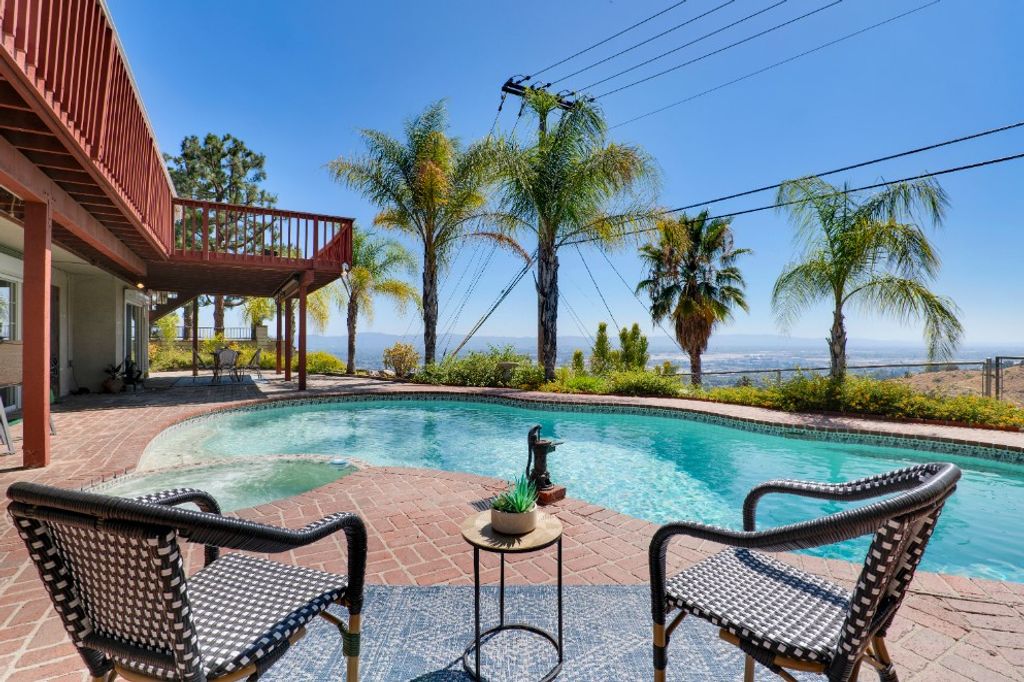 Image 51 of property listing at 3003 Mesa Verde Drive, Burbank, CA 91504