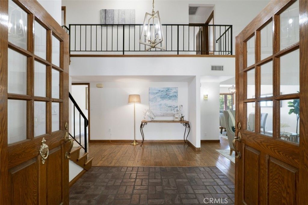 Image 5 of property listing at 3003 Mesa Verde Drive, Burbank, CA 91504