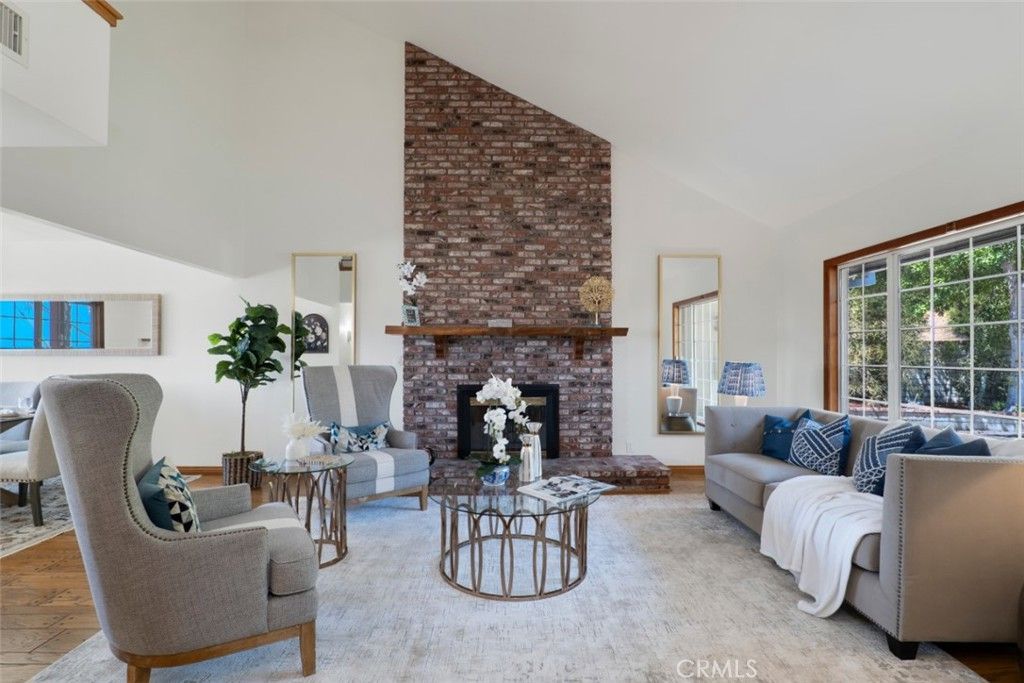 Image 6 of property listing at 3003 Mesa Verde Drive, Burbank, CA 91504