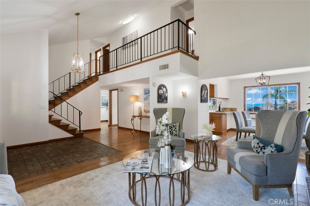 Image 8 of property listing at 3003 Mesa Verde Drive, Burbank, CA 91504