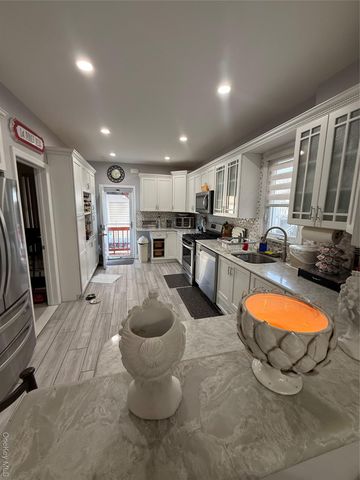 7841 84th Street, Glendale, NY 11385