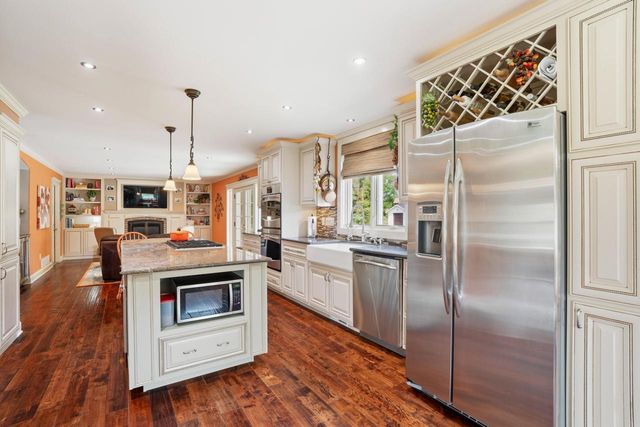 W356N6054 Anchor COURT, Oconomowoc, WI 53066