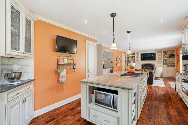 W356N6054 Anchor COURT, Oconomowoc, WI 53066