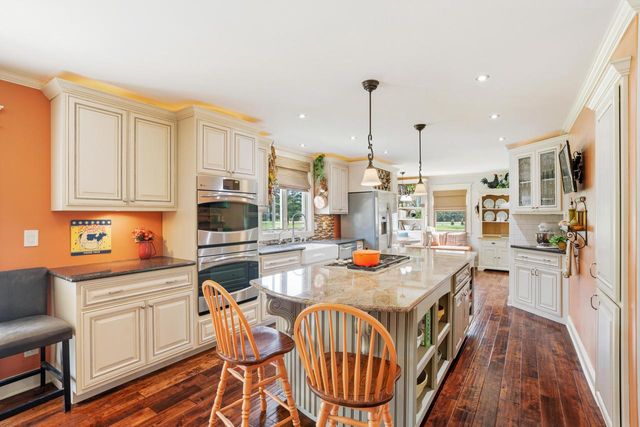 W356N6054 Anchor COURT, Oconomowoc, WI 53066