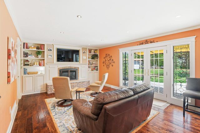 W356N6054 Anchor COURT, Oconomowoc, WI 53066