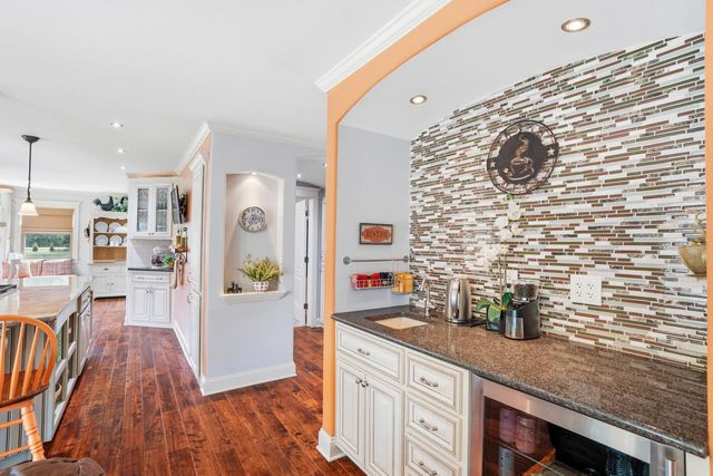 W356N6054 Anchor COURT, Oconomowoc, WI 53066