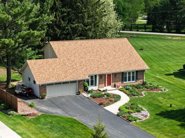 W356N6054 Anchor COURT, Oconomowoc, WI 53066