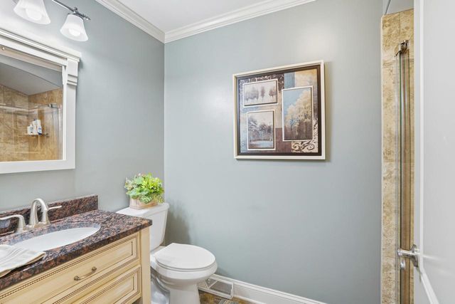 W356N6054 Anchor COURT, Oconomowoc, WI 53066