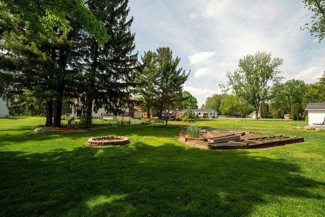W356N6054 Anchor COURT, Oconomowoc, WI 53066