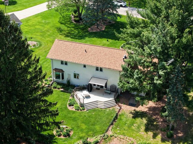 W356N6054 Anchor COURT, Oconomowoc, WI 53066