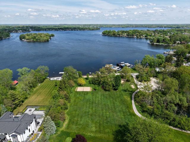 W356N6054 Anchor COURT, Oconomowoc, WI 53066