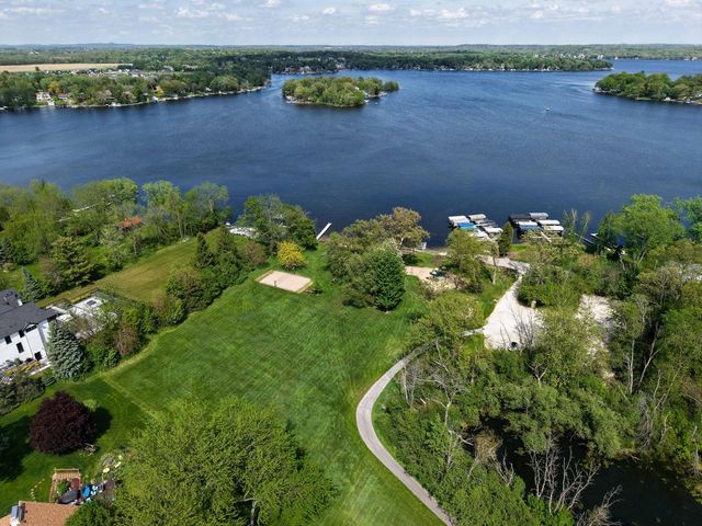 W356N6054 Anchor COURT, Oconomowoc, WI 53066