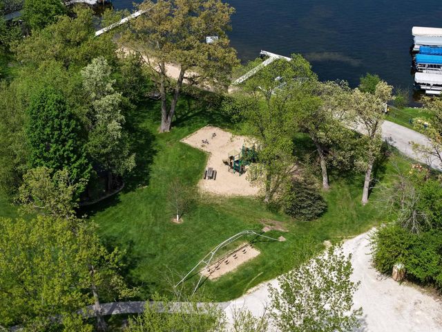 W356N6054 Anchor COURT, Oconomowoc, WI 53066