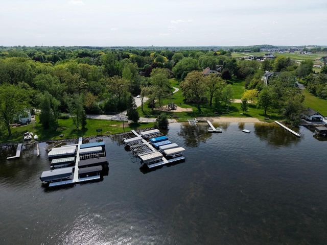W356N6054 Anchor COURT, Oconomowoc, WI 53066