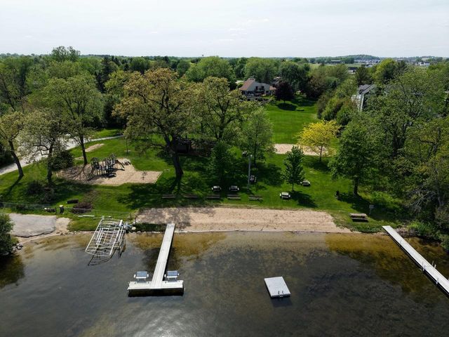 W356N6054 Anchor COURT, Oconomowoc, WI 53066
