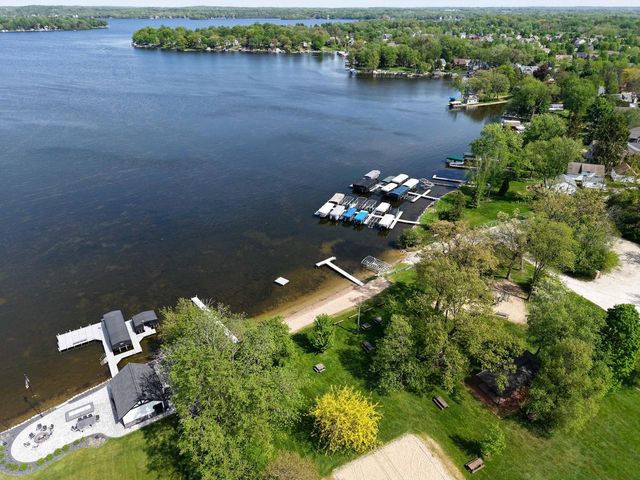 W356N6054 Anchor COURT, Oconomowoc, WI 53066