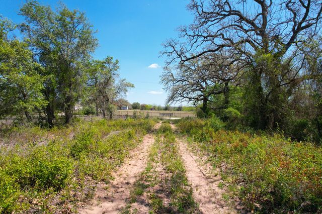 1550 Cattlemens ROW, Lockhart, TX 78644