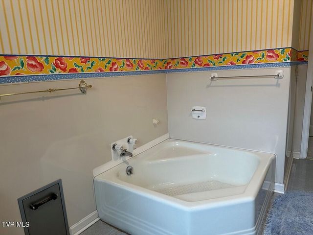 279 Alfalfa Field, Cedar Bluff, VA 24609