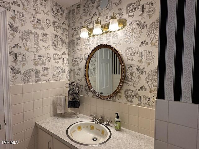 279 Alfalfa Field, Cedar Bluff, VA 24609