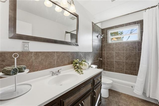 7001 N Cosby Avenue, Kansas City, MO 64151