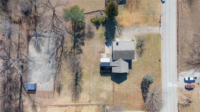 7001 N Cosby Avenue, Kansas City, MO 64151