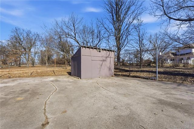 7001 N Cosby Avenue, Kansas City, MO 64151