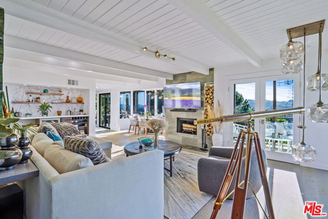 3288 WRIGHTWOOD Drive, Studio City, CA 91604