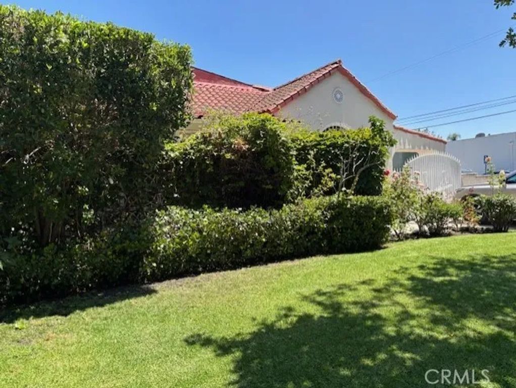 320 N Laurel Avenue, Los Angeles, CA 90048